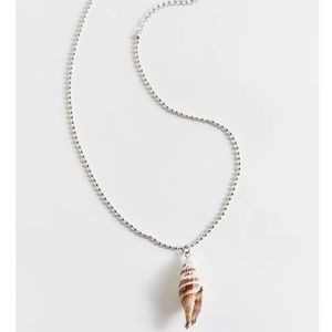 Shell pendant necklace